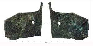 IND-4297 - Fragment de plaque de bronze indéterminéebronzePlaque indéterminée, de forme quasi rectangulaire. Deux angles sont recourbés. La plaque présente une sorte de ressaut dans un des angles, et perforation circulaire excentrée. 