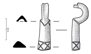 IND-4371 - Anse : attachebronzeAttache d'anse de récipeint en bronze, consitutée par un demi anneau à tenon de fixation et par une patte légèrement creusée par dessous, de section triangulaire. Elle est décorée de croix incisées à l'extrémité.