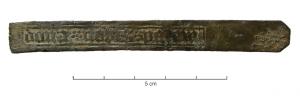 IND-7007 - Bande de tôle inscritebronzeBande plate et étroite, en tôle, dont une face comporte une inscription moulée ou estampée, en lettres gothiques.