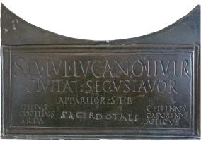 INS-4002 - Tabula patronatusbronzeTPQ : 1 - TAQ : 400Inscription sur bronze, prévue pour un affichage public, mentionnant un accord de patronage entre un individu (par exemple un gouverneur, un magistrat) et une communauté.
