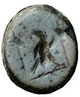 INT-4073 - Intaille : aigle et enseignespierreTPQ : 150 - TAQ : 300Intaille figurant une aigle entre deux enseignes militaires, évocation d'une légion.