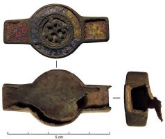 JHA-4039 - Passant de harnaisbronzePassant tubulaire, constitué en façade d'une partie circulaire accostée de deux appendices rectangulaires. Les surfaces sont émaillées, autour d'un motif central ciselé en forme de croix.