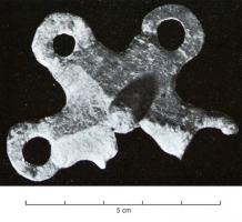 JHA-4046 - Passant de harnaisbronzePassant de harnais à ombilic central, corps facetté en étoile, et cinq anneaux plats sur le pourtour.