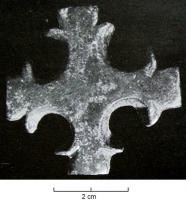 JHA-4052 - Passant de harnais cruciformebronzePassant de harnais cruciforme en forme de croix grecque avec croissants et large ouverture au revers. 