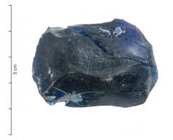 LGV-3001 - Lingot de verre bleuverreLingot sans forme particulière, pouvant présenter une face de coulée mais dont, plus généralement, toutes les faces résultent d'une fracturation d