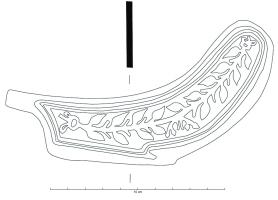 LIT-4011 - Applique intérieure de fulcrumbronze, argentPlaque décorative habillant le corps central d'un fulcrum. On y observe un décor de tige végétales feuillues entrelacées et dont les extrémités sont nouées.