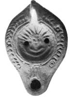 LMP-4055 - Lampe corinthienne tardive : Sol radiatus terre cuiteLampe à bec en ogive; disque décoré d'un buste de Sol radiatus sur croissant de lune; anse non percée; épaule décorée d'arrêtes de poisson; bec entouré de demi-volutes.