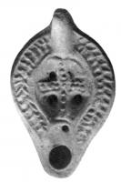 LMP-4068 - Lampe corinthienne tardive : croixterre cuiteLampe ovoïdale; disque décoré d'une croix; anse non  percée; épaule ornée d'arrêtes de poisson; bec devancé par un petit canal.