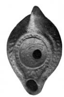 LMP-4074 - Lampe corinthienne tardiveterre cuiteLampe ovoïde; disque décoré d'un oiseau; épaule décorée d'arrêtes de poisson; bec précédé d'un canal. Petite anse non percée.