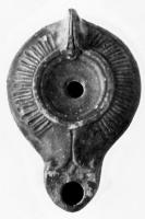 LMP-4090 - Lampe syro-palestinienneterre cuiteLampe à bec en ogive à volutes; disque nu; épaule ornée de demi-oves; sur le bec, une fleur à 3 pétales. 