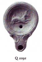 LMP-41002 - Lampe Loeschcke IV : Dauphin, tridentterre cuiteTPQ : 40 - TAQ : 100Lampe à volutes et bec en ogive. Médaillon décoré d'un dauphin et d'un trident.