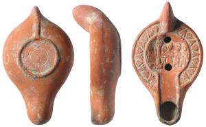 LMP-4110 - Lampe Hayes II : Nabuchodonosor et les trois Hébreuxterre cuiteTPQ : 370 - TAQ : 600Lampe moulée, à anse pleine et bec long à canal. Bandeau décoré d'une alternance de fleurons (Bussière 2007, M9 et N1) Sur le disque Nabuchodonosor, sa statue, un serviteur,  et les trois Hébreux. Base circulaire en patère contenant deux cercles concentriques gravés.