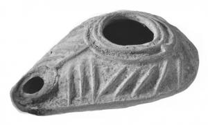 LMP-41489 - Lampe pantoufle byzantine terre cuiteLampe en forme de goutte avec bec incorporé, épaule décorée de traits radiaux en relief.