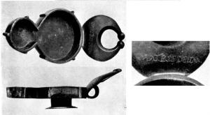 LMP-42517 - Lampe ouvertebronzeLampe ouverte, en forme de 8, simple coupelle avec un bord vertical peu élevé, posé sur un pied cylindrique; à l'opposé du bec émerge une anse en anneau surmontée d'un réflecteur en forme de croissant.