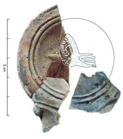 LMP-42760 - Lampes Loeschcke I : Palmipède en vol à gaucheterre cuiteTPQ : -30 - TAQ : 110Lampe moulée, sans anse. Réservoir circulaire de profil tronconique. Bandeau large, plat, horizontal, marli à un filet et deux sillons. Disque en profonde cuvette ; décorée d'un palmipède volant à gauche. Bec triangulaire à deux volutes se poursuivant sous le bec. Base en anneau plat.