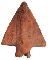 LMP-4481 - Réflecteur de lampe : Isis lactansterre cuiteTPQ : 50 - TAQ : 200Réflecteur de lampe de forme triangulaire. Isis assise sur trône, allaitant Harpocrate.