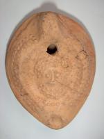 LMP-4594 - Lampe grenouille tardive Masqueterre cuiteLampe ovoïdale. Disque décoré d'un masque barbu. Bec incorporé dans le réservoir. Argile noisette, engobe beige.