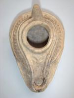 LMP-4707 - Lampe pantoufle byzantineterre cuiteLampe ovoïde à bec à canal - décoré d'une croix - incorporé. Epaule décorée de traits. Petite anse conique à l'arrière.