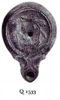 LMP-4763 - Lampe Loeschcke IV : Couronne de chêneterre cuiteLampe ronde à large bec en ogive à volutes. Médaillon décoré d'une couronne de chêne.
