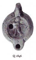 LMP-4827 - Lampe Loeschcke VIII Eros KELSEIterre cuiteLampe ronde à bec rond. Médaillon décoré d'Eros marchant vers la gauche, jouant de la flûte de pan. KELSEI incisé en lettres grecques sur la base.