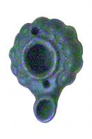 LMP-5014 - LampebronzeLampe à corps globulaire, orné sur tout le pourtour de godrons en relief; bec court; trou d'évent; trou de remplissage centré sans doute protégé par un couvercle articulé (orifice symétrique par rapport au trou d'évent).