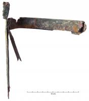 LTN-3001 - LanternebronzeLanterne composite en tôle, constituée de deux cerclages ourlés sur une paroi disparue (sans doute en peau huilée), et maintenus pas deux pieds au sommet massif percés pour suspension; les pieds en tôle sont ornés sur la face externe de trois godrons.