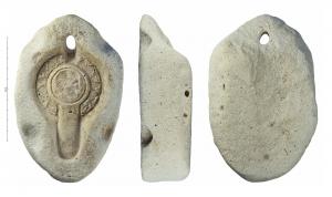 MOU-4026 - Moule : lampe de type Hayes II, buste d'hommeplâtreMatrice supérieure d'un moule de plâtre pour la fabrication d'une lampe africaine de type Hayes II. Plâtre très fin pour le contact avec l'argile et plus grossier pour l'extérieur. Sur le pourtour, quatre mortaises pour positionner la matrice inférieure du moule. Décor : Buste d'homme de profil à gauche (sur la lampe), avec un petit chrisme bouclé à gauche.