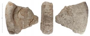 MOU-4046 - Moule : lampe de type Hayes II, chrismeplâtreFragment de la matrice supérieure d'un moule de plâtre pour la fabrication d'une lampe africaine de type Hayes II. Plâtre très fin pour le contact avec l'argile et plus grossier pour l'extérieur. Décor : chrisme bouclé à gauche (dans le moule).
