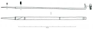 MSP-4003 - Mesure d'un demi-pied romainbronzeTige de bronze de section rectangulaire, comportant une extrémité recourbé (parfois aménagée de manière à évoquer une tête d'animal) et pourvue à l'autre extrémité d'un segment effilé marqué par un décrochement. Sur la tige, marques diverses, toutes correspondant à des mesures de longueur antiques.