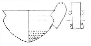 PAS-2001 - PassoirebronzePassoire à bassin conique, percé de trous alignés, carène marquée et bord oblique déversé; anse rubannée fixée par 4 rivets.