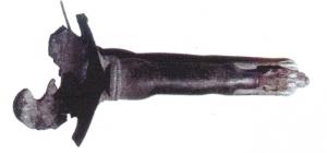 PAT-4081 - Patère de type Eggers 154-155bronzeTPQ : -20 - TAQ : 275Patère à manche cannelé, coulée en deux parties, vasque et manche, fixés ensemble par brasure. Manche à terminaison zoomorphe, ici en forme de chien tendu, complet, les pattes tendues vers l'avant ; ombilic interne plus ou moins marqué; fond plat ou pied annulaire.