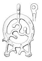 PDH-3003 - Pendant de harnais à charnièrebronzePendant de harnais à crochet, constitué d'un disque ajouré, orné d'un motif de triscèle zoomorphe découpé, et à la base, de trois pendants plats aux extrémités ajourées.