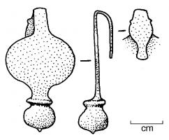 PDH-4010 - Pendant de harnais à crochetbronzePendant de harnais étroit, à crochet zoomorphe (tête d'anatidé), face supérieure lisse, lest coulé en forme d'oignon.
