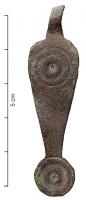 PDH-4018 - Pendant de harnais à crochetbronzePendant de harnais en tôle, suspension à crochet; forme foliacée, avec un disque à la pointe; décor de cercles concentriques sur le pendant et sur la pointe.