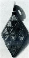 PDH-4116 - Pendant de harnais émaillébronzeTPQ : 100 - TAQ : 150pendant de harnais émaillé de petites logettes triangulaire, entouré de guillochis 