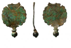 PDH-4125 - Pendant de harnaisbronzePendant foliacé, de forme circulaire à bords festonnés, décors de nervures finement incisées ; à la base, lest en forme d'oignon, au sommet, anneau de suspension placé dans le plan du pendant. 