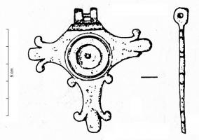 PDH-4147 - Pendant de harnais à charnièrebronzeTPQ : 40 - TAQ : 100Pendant articulé sur une suspension à charnière, en forme de fleuron à trois pétales symétriques, chacun composé de trois ergots, autour d'un ornement centré à moulures concentriques.