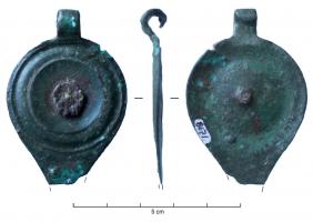 PDH-4155 - Pendant de harnaisbronzePendant foliacé en tôle, orné de cercles concentriques formant des petits bourrelets; rivet au centre; crochet destiné à une suspension à anneau.