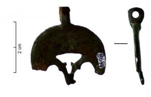 PDH-4156 - Pendant de harnaisbronzeTPQ : 1 - TAQ : 100Pendant de harnais avec anneau de suspension, de forme foliacée ajourée.