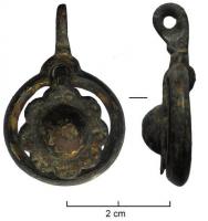 PDH-7063 - Pendant de harnaisbronzePendant de harnais en anneau simple, de section losangique, à l'intérieur duquel est suspendu un deuxième pendant, polylobé; sur le pourtour, décor d'étoiles estampées; dorure