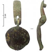 PDH-7067 - Pendant armoriébronzePendant circulaire, lisse ; suspension rectangulaire ornée de stries obliques, avec un tenon au revers; dorure.