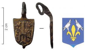 PDH-7075 - Pendant armorié : du Fou ou AzenardbronzePendant en forme d'écu : à la fleur de lis portant deux oiseaux penchés; dorure.