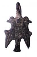 PDH-9018 - PendantbronzePendant figurant un oiseau aux ailes déployées, avec une ou deux têtes adossées; les détails sont simplement indiqués par des incisions; suspension sommitale.