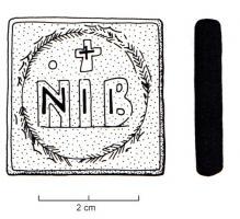 PDM-5012 - Poids quadrangulaire : N I B (12 nomismata)bronzePlaquette épaisse et de forme carrée, marqué sur une face d'une marque N I B incisée, souvent en double trait, sous une croix ou dans une guirlande.