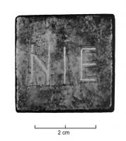 PDM-5033 - Poids quadrangulaire : N I E (15 nomismata)bronzePlaque épaisse, de forme carrée, marquée sur une face des lettres N I E (pour 15 nomismata).