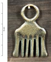 PDQ-1067 - Pendeloque pectiformebronzePendeloquef plate, en forme de peigne, à une rangée de dents surmontées d'un anneau; épaulements obliques.