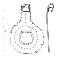 PDQ-1072 - Pendeloque circulaire en tôle bronzePendeloque circulaire en tôle avec perforation centrale et une languette de suspension à sommet enroulé vers l'avant, avec décor de plusieurs lignes de bossettes au repoussé