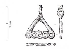 PDQ-3027 - Pendeloque triangulaire à pendantsbronzePendeloque triangulaire ajourée, avec bélière de suspension sommitale perpendiculaire au plan de l'objet; à la base, cinq anneaux destinés à des pendants.