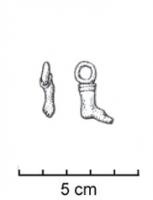 PDQ-3028 - Pendentif/Pendeloque figuréosTPQ : -120 - TAQ : -80Pendentif figuré en os en forme de pied, avec un anneau
de suspension.