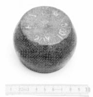 PDS-4442 - Poids en section de sphère : 5 libraebronzePoids coulé, en forme de section de sphère (ou volume plus ou moins biconique) avec deux faces horizontales; poids de 5 livres (1620 g).